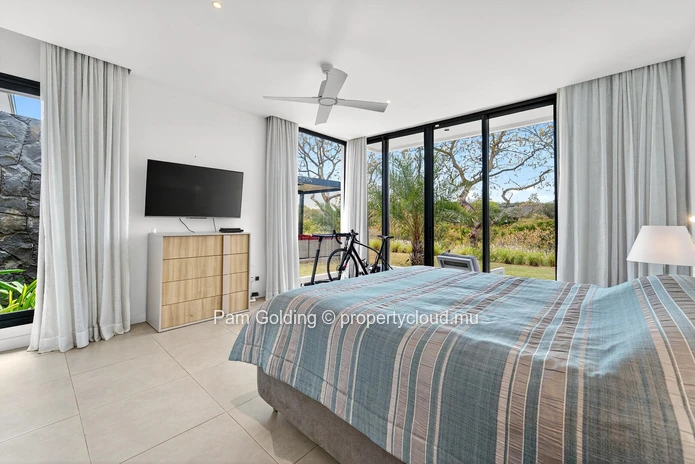 Élégante Villa de 5 Chambres à Tamarin, Île Maurice – Vue Montagne & Accès Direct à la Mer
