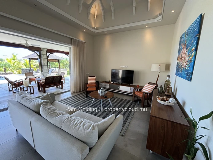 Une villa de style contemporain meublée avec style - prête à emménager.
