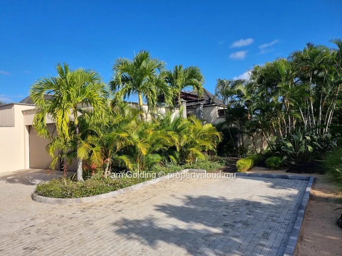 Elegant 4-Bedroom Villa with Mountain Views in Tamarina Golf Estate