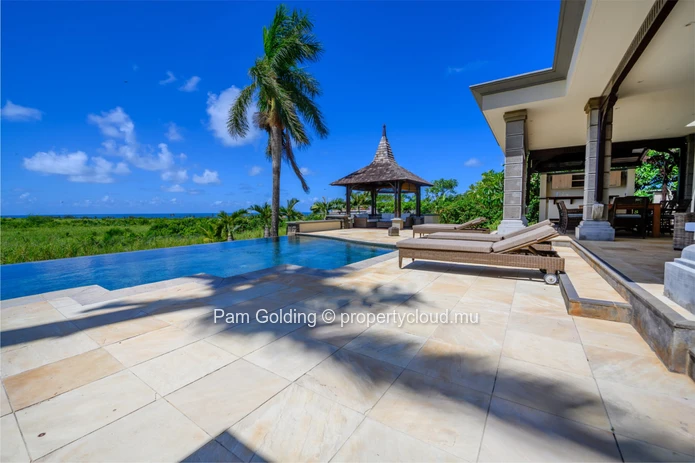 Uninterrupted views over the sugar cane fields to the sea – it will take your breath away.