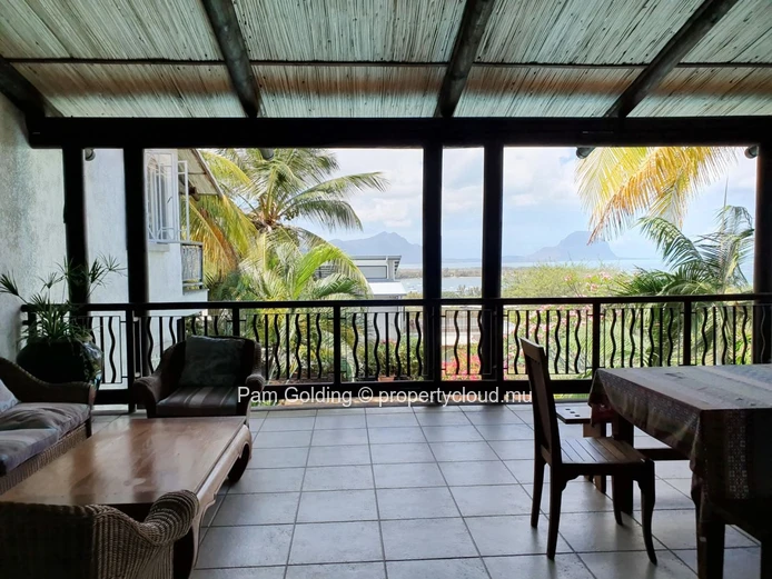 Villa with views of the sea and the mountains