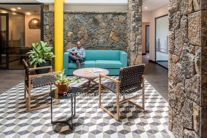 Un immeuble de bureaux prestigieux et autonome.