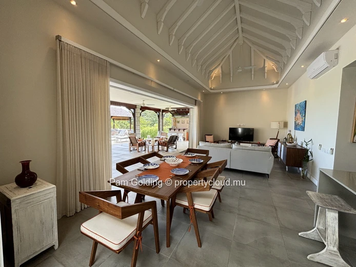 Une villa de style contemporain meublée avec style - prête à emménager.