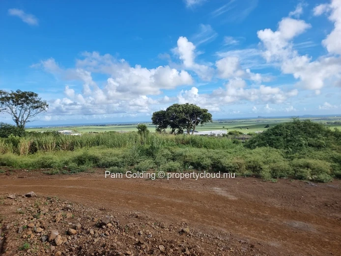 Une opportunité exceptionnelle d’acquérir 6 233 m² de terrain nu de premier choix, idéalement situé sur les hauteurs ...