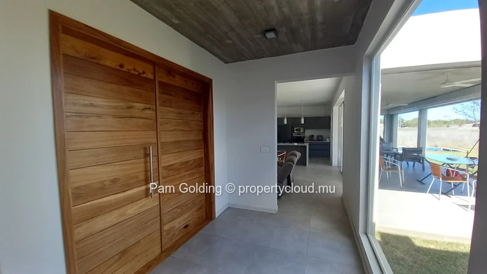 Newly built 3 bedroom villa for sale in Tamarin.