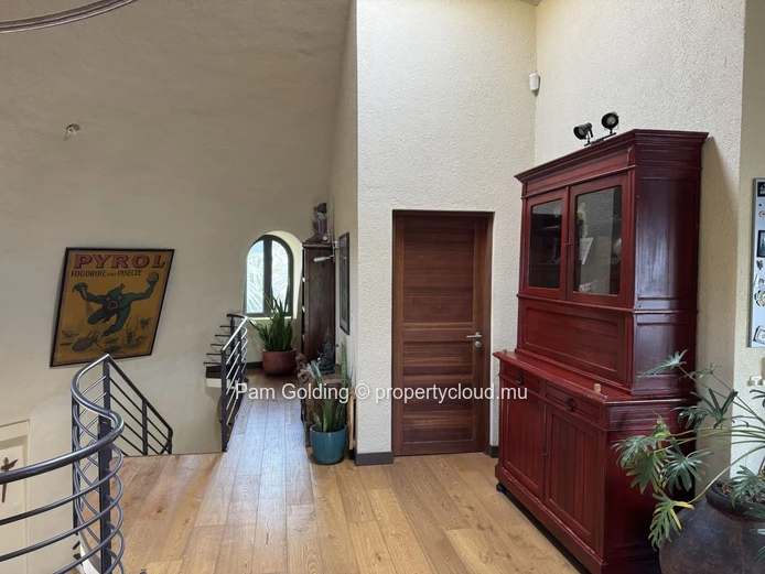 Villa dôme unique à Albion – Terrasse avec vue mer, piscine et jardin tropical