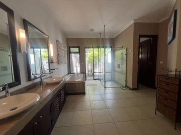 5 Bedroom Villa