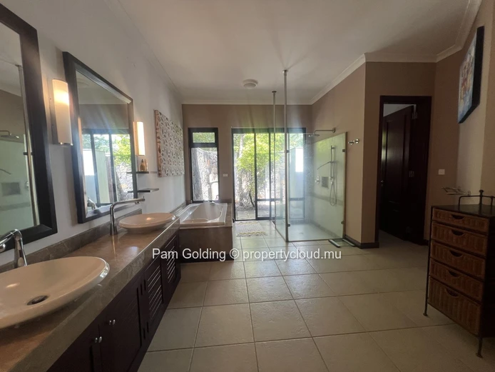 Villa de 5 Chambres au Tamarina Golf Estate – Accès au Beach Club & Cottage Indépendant