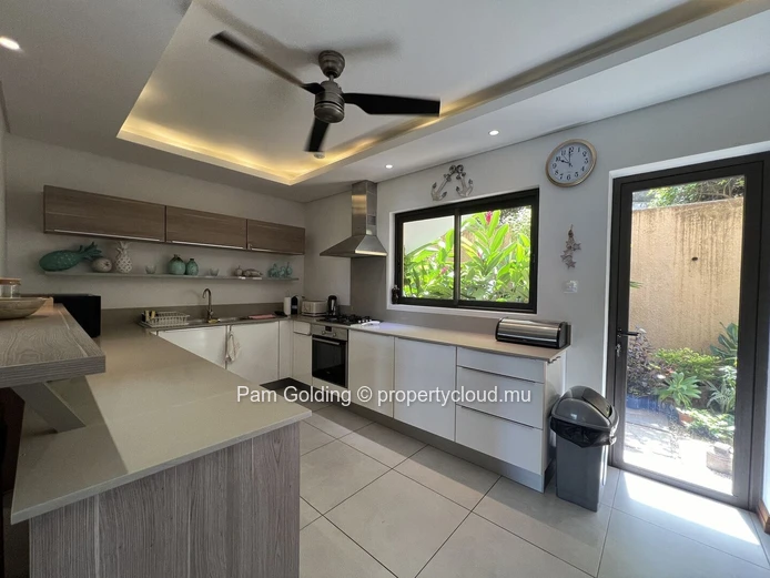 Appartement à vendre à Rivière Noire, 3 chambres, 240m² avec piscine commune