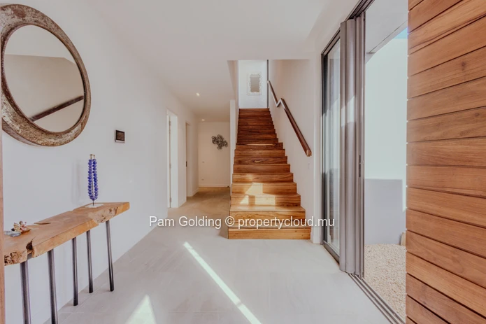 Experience being the owner of your own sea view home. (Sole Mandate)