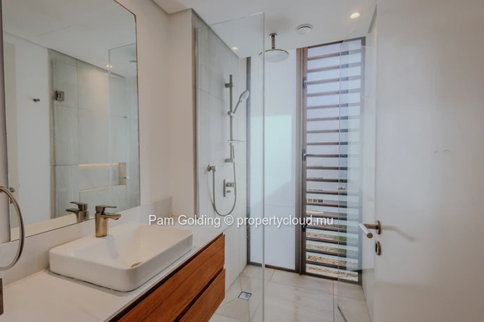 Experience being the owner of your own sea view home. (Sole Mandate)