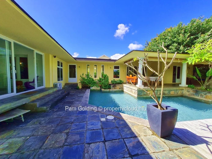 Superb spacious and bright 4-bedroom villa for sale 