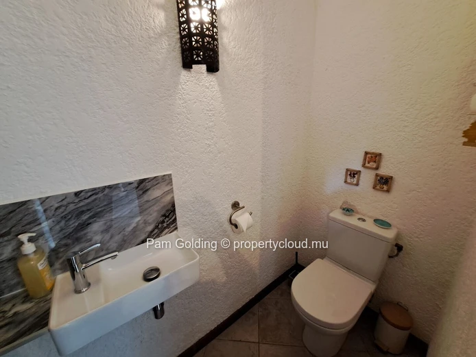 Villa en location de moyen terme, idéalement située à Trou aux Biches, disponible d’avril à septembre.
