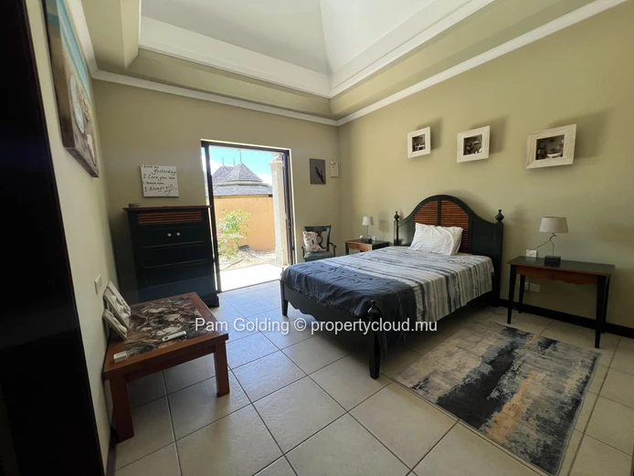 Villa de 5 Chambres au Tamarina Golf Estate – Accès au Beach Club & Cottage Indépendant