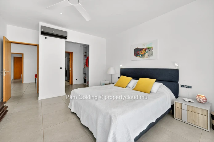 Élégante Villa de 5 Chambres à Tamarin, Île Maurice – Vue Montagne & Accès Direct à la Mer