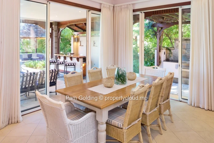 Fantastic light and bright villa ready to move in.