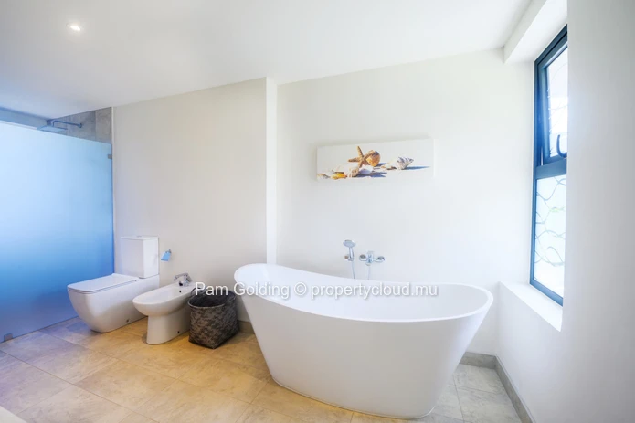 Soyez les premiers à emménager dans cette maison récemment achevée.  Conçue par des experts, la villa est vendue enti...