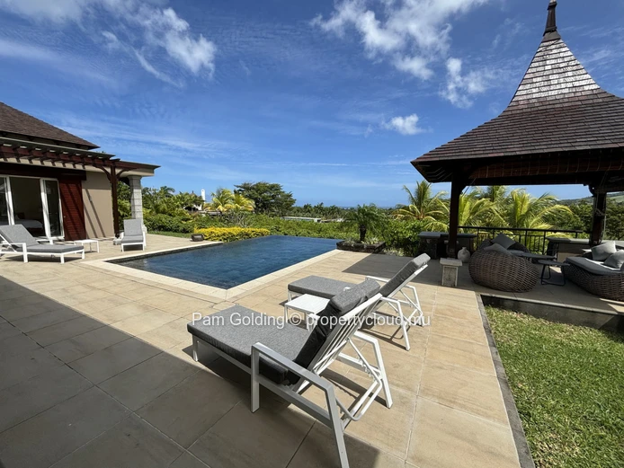 Une villa de style contemporain meublée avec style - prête à emménager.