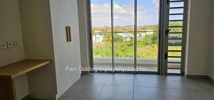 Lock-up-and-Go Living, Just Minutes from Pereybere Beach