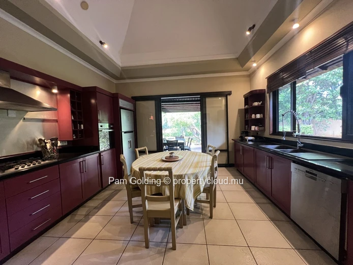 Villa de 5 Chambres au Tamarina Golf Estate – Accès au Beach Club & Cottage Indépendant