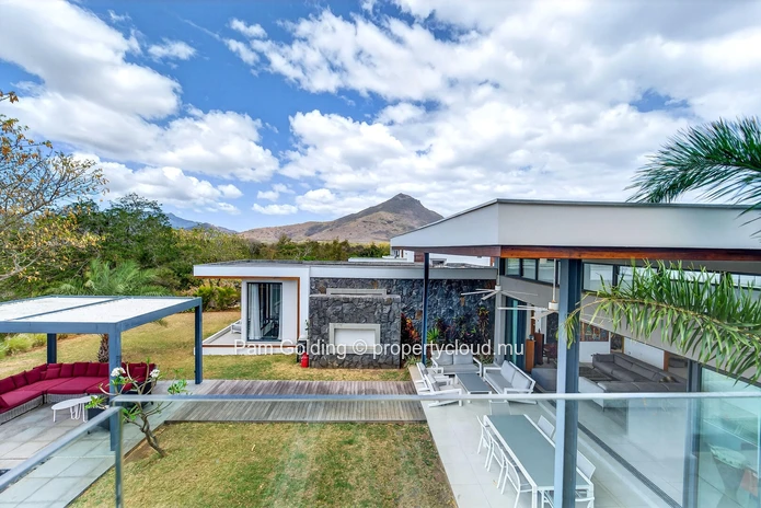 Élégante Villa de 5 Chambres à Tamarin, Île Maurice – Vue Montagne & Accès Direct à la Mer