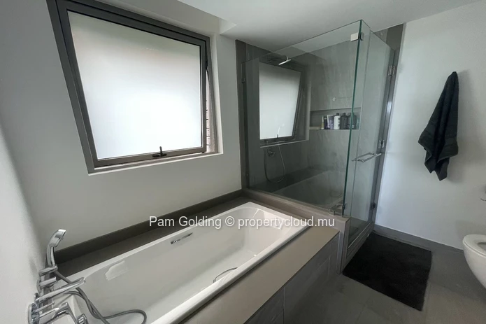 Impressive 3 Bedroom Apartment with Ocean Views and direct beach access in Tamarin