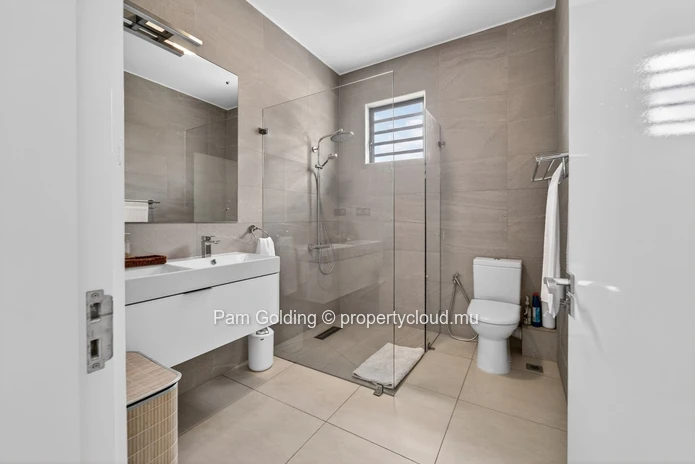 Panoramic 3-Bedroom Penthouse in Tamarin – Rooftop Jacuzzi, Ocean & Mountain Views