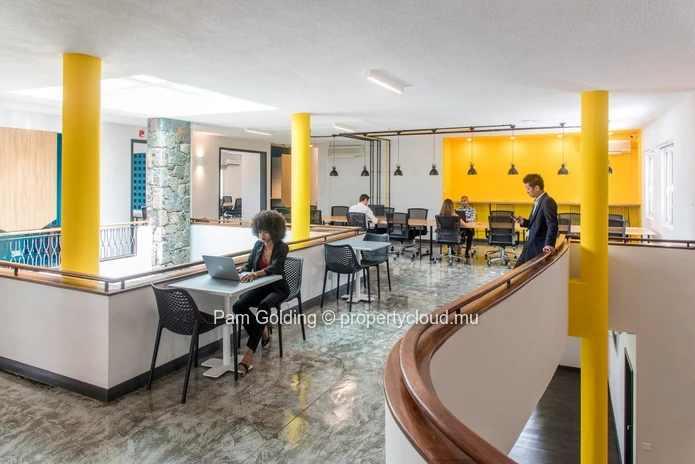 Un immeuble de bureaux prestigieux et autonome.