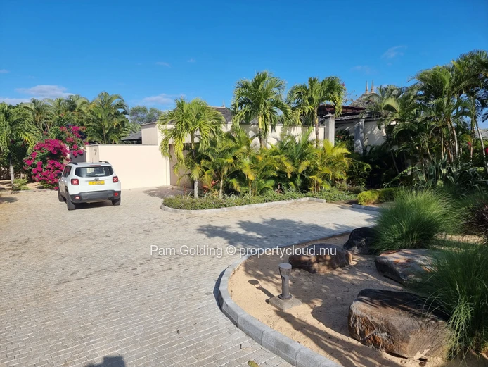 Elegant 4-Bedroom Villa with Mountain Views in Tamarina Golf Estate