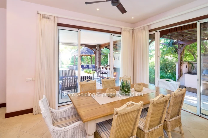 Fantastic light and bright villa ready to move in.