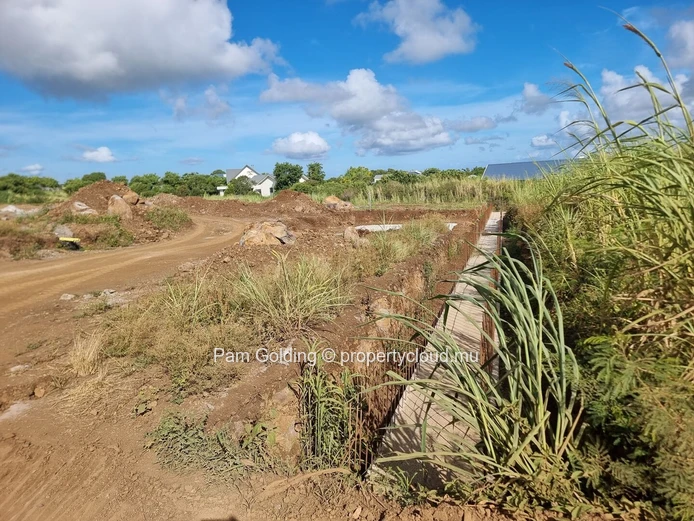 Une opportunité exceptionnelle d’acquérir 6 233 m² de terrain nu de premier choix, idéalement situé sur les hauteurs ...