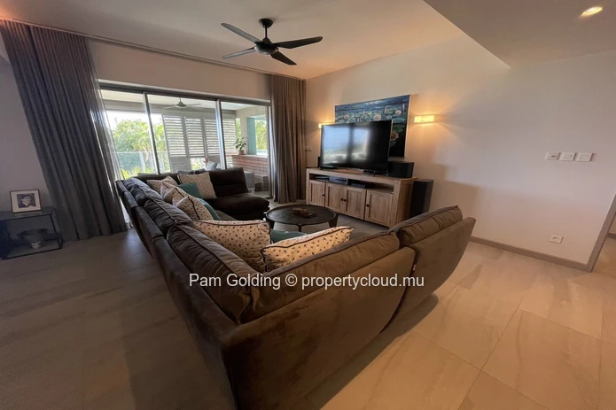 Impressive 3 Bedroom Apartment with Ocean Views and direct beach access in Tamarin