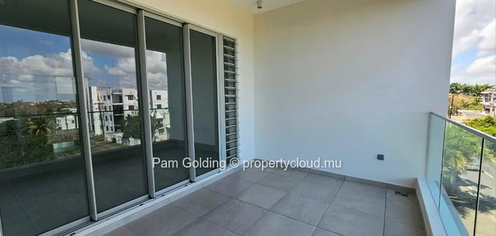 Lock-up-and-Go Living, Just Minutes from Pereybere Beach