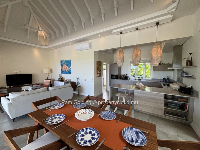 Une villa de style contemporain meublée avec style - prête à emménager.