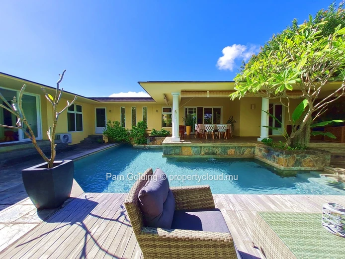 Superb spacious and bright 4-bedroom villa for sale 