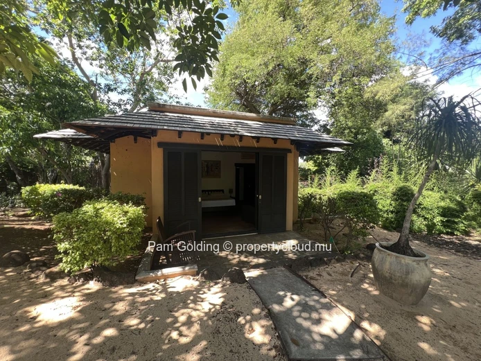 Villa de 5 Chambres au Tamarina Golf Estate – Accès au Beach Club & Cottage Indépendant