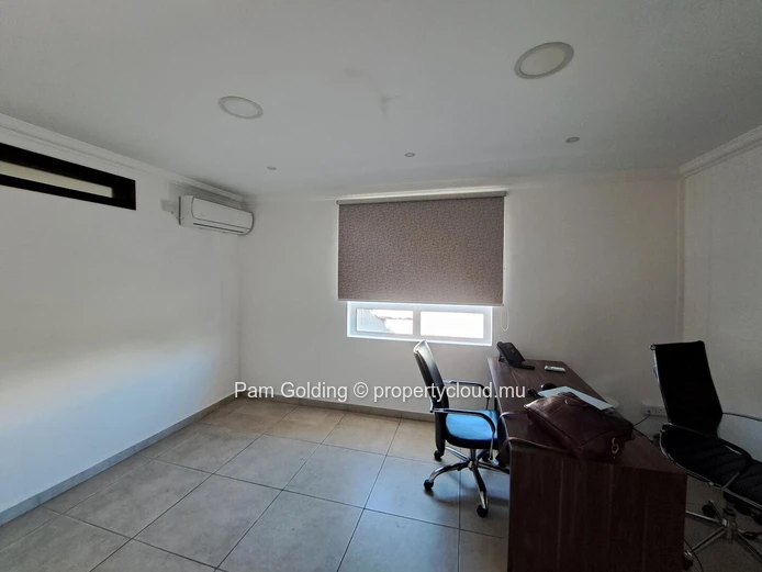 Bâtiment Commercial à Vendre – Pointe aux Canonniers
