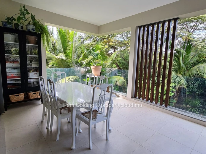 Appartement 2 chambres à l’étage à Pointe aux Canonniers – 204,84 m²