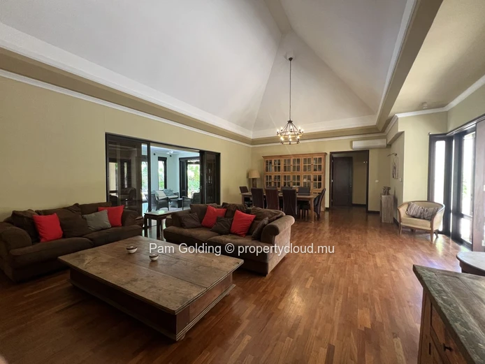 Villa de 5 Chambres au Tamarina Golf Estate – Accès au Beach Club & Cottage Indépendant