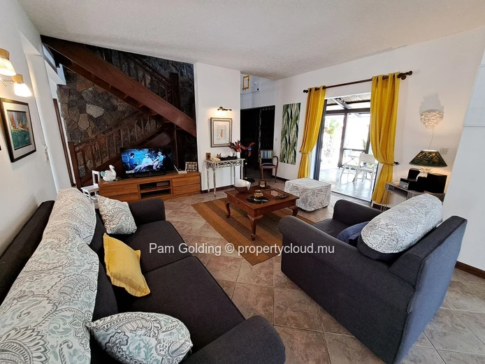 Villa en location de moyen terme, idéalement située à Trou aux Biches, disponible d’avril à septembre.