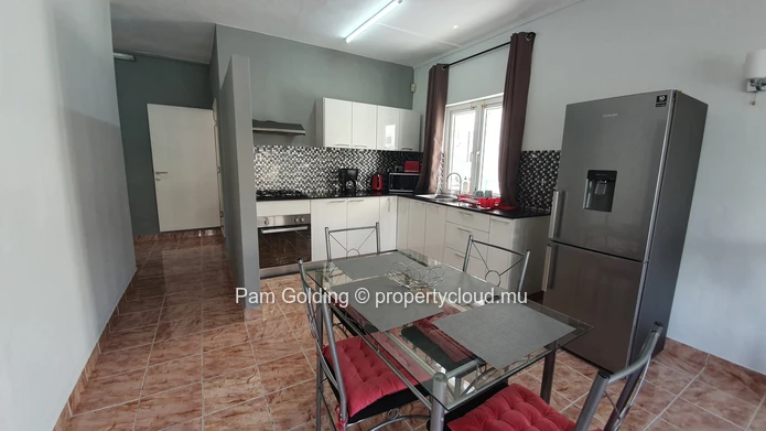 Small complex with good investment opportunity. (Sole Mandate)
