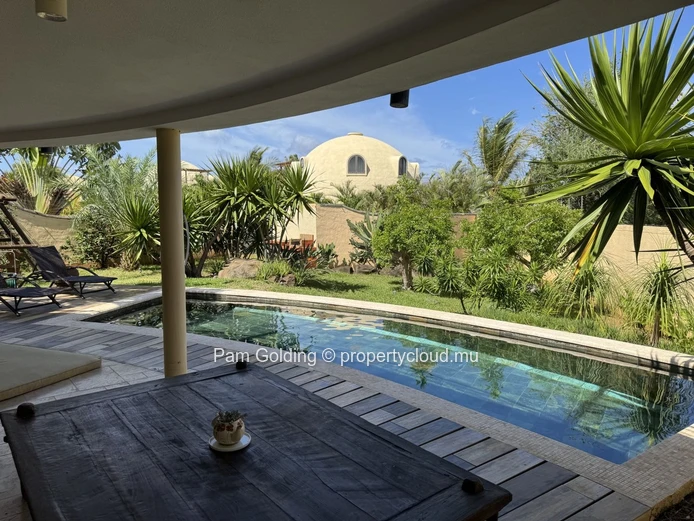 Villa dôme unique à Albion – Terrasse avec vue mer, piscine et jardin tropical