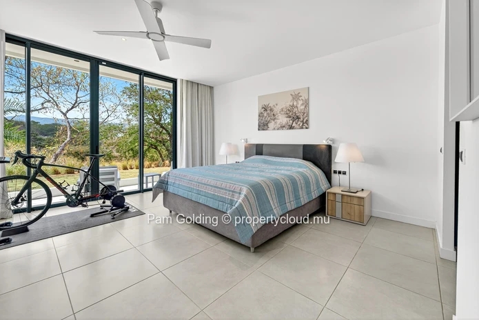 Élégante Villa de 5 Chambres à Tamarin, Île Maurice – Vue Montagne & Accès Direct à la Mer