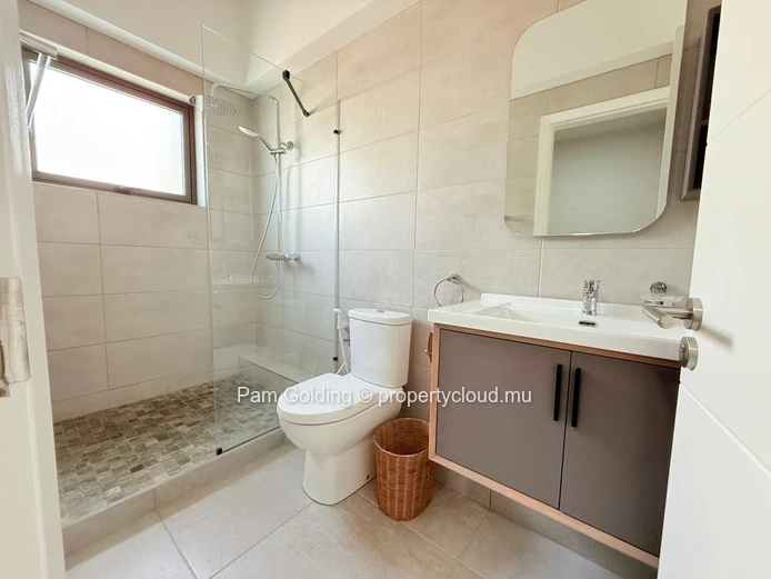 Appartement de 3 chambres au rez-de-chaussée à louer à Tamarin – Lumineux, central et confortable