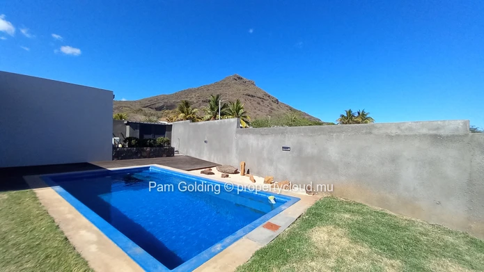 Newly built 3 bedroom villa for sale in Tamarin.