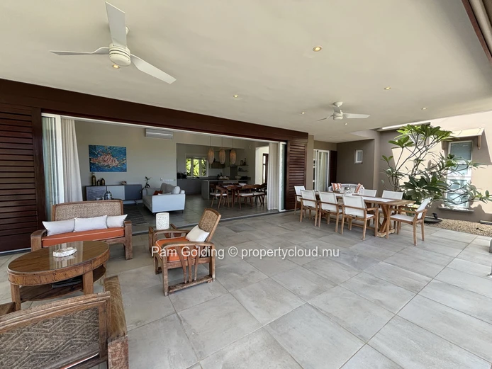 Une villa de style contemporain meublée avec style - prête à emménager.