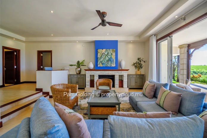 Uninterrupted views over the sugar cane fields to the sea – it will take your breath away.