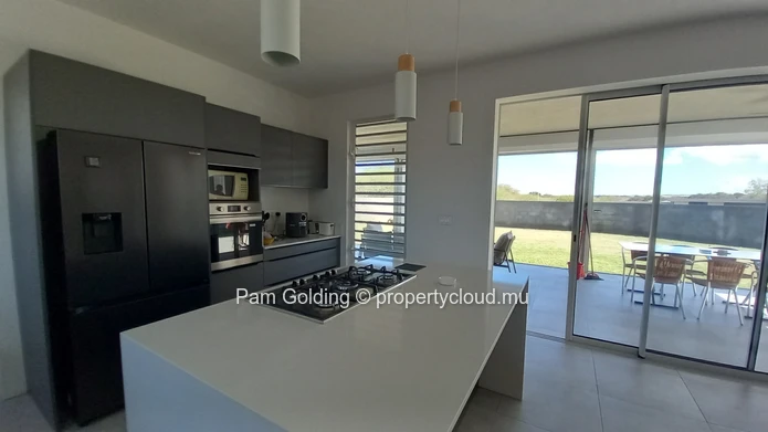 Newly built 3 bedroom villa for sale in Tamarin.