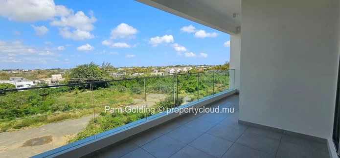 Lock-up-and-Go Living, Just Minutes from Pereybere Beach