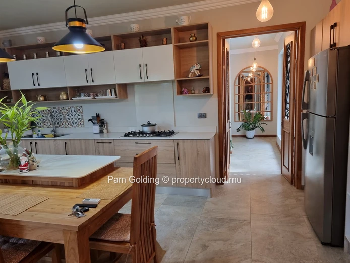 Modern thinking house for sale!